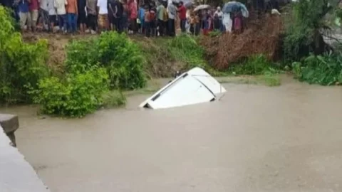 Uttar Pradesh: गोंडा में बड़ा हादसा, पृथ्वीनाथ मंदिर जा रहे श्रद्धालुओं से भरी बोलेरो नहर में गिरी, 11 लोगों की मौत