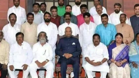 Shibu Soren Death: सेंट्रल की पॉलिटिक्स में रहा 'गुरुजी' का दबदबा, झारखंड के 'महानायक' बने शिबू सोरेन