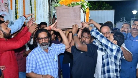 Jharkhand: “जीवन के सबसे कठिन दिनों से गुजर रहा हूं…” पिता शिबू सोरेन के निधन पर सीएम हेमंत सोरेन का भावुक पोस्ट