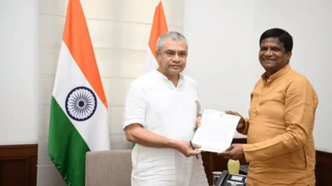 New Delhi: झारखंड में बने नया रेलवे जोन, रेल मंत्री से मिले धनबाद एमपी ढुलू महतो, रखी बड़ी मांग