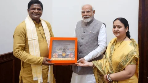 MP ढुल्लू महतो ने अपनी धर्मपत्नी के साथ PM नरेंद्र मोदी से की मुलाकात, धनबाद में एयरपोर्ट निर्माण की मांग