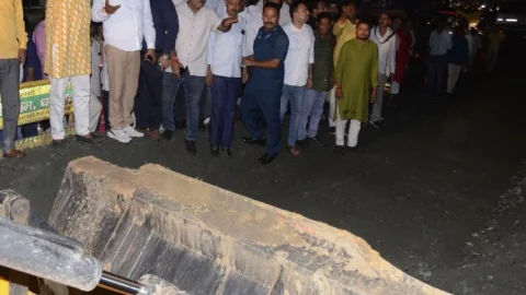 Dhanbad: बीजेपी एमपी ढुलू महतो ने निजी खर्च से कराया गया पुल अंडरपास की मरम्मत, श्रमदान कर भरवाये गड्ढे