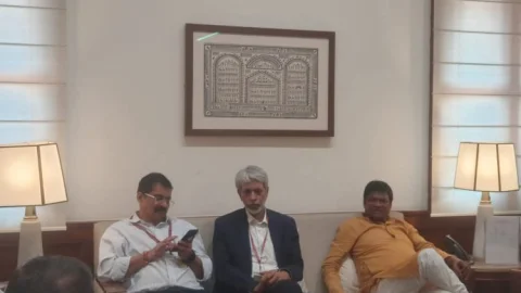 Dhanbad : लघु उद्योग भारती डेलीगेशन के साथ सेल चेयरमैन अमरेंदु प्रकाश से मिले धनबाद एमपी ढुलू महतो
