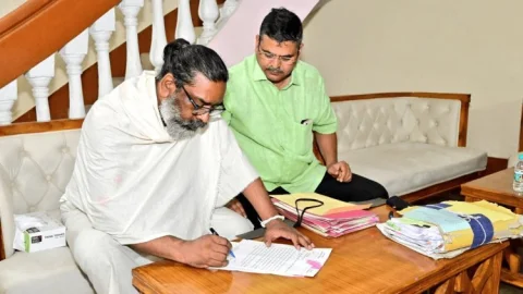 Jharkhand : पुत्र धर्म के साथ राजधर्म, सीएम हेमंत सोरेन का अफसरों को निर्देश, जनहित से जुड़े कार्यों में न हो देरी