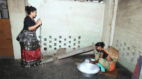 Jharkhand: दिशोम गुरु शिबू सोरेन के श्राद्धकर्म में MLA बहू कल्पना सोरेन निभा रहीं परंपराओं का धर्म