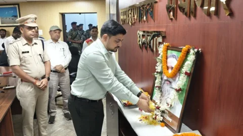 Shibhu Soren Death:झारखंड के एक्स सीएम दिशोम गुरु शिबू सोरेन जी को समाहरणालय में दी गयी श्रद्धांजलि