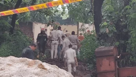 New Delhi: हुमायूं के मकबरे के पास दरगाह शरीफ पत्ते शाह की दीवार गिरी, मलबे में दबकर पांच लोगों की मौत