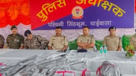 Jharkhand : चाईबासा में नक्सलियों पर पुलिस की बड़ी कार्रवाई, चार SLR राइफल और 527 कारतूस बरामद