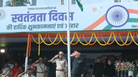 79th Independence Day 2025: विकास की राह पर बढ़ रहा है धनबाद, बेहतर जिला बनाने में करें सहयोग: डीसी