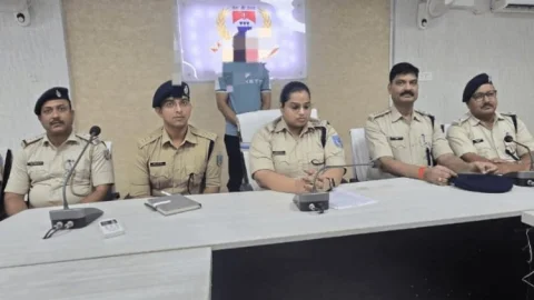 Jharkhand: 37 केस वाले कुख्यात गैंगस्टर ने हथियार डाले, डब्लू सिंह ने पलामू पुलिस के सामने किया सरेंडर
