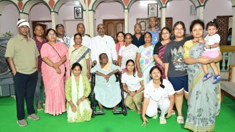 Jharkhand: शिबू सोरेन की अस्थि विसर्जन के बाद रांची लौटे सीएम हेमंत सोरेन, 14 दिन बाद दिखी मुस्कान
