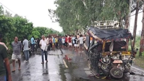 Bihar: गंगा नहाने निकले थे, सड़क पर मौत से हो गयी मुलाकात ! पटना के दनियावां में ट्रक-ऑटो भिड़ंत, आठ की मौत