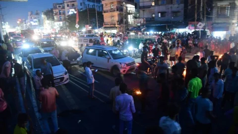 Bihar: पटना में उग्र भीड़ ने गाड़ियों में लगायी आग, मंत्री के काफिले पर पथराव, पुलिस ने की लाठी चार्ज, आंसू गैस के गोले छोड़े