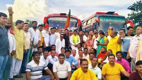 धनबाद से भाजपा कार्यकर्ताओं की टीम पुरी रवाना, एमपी ढुलू महतो ने दिखाई हरी झंडी