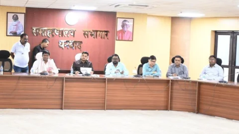 Dhanbad: FCIL की जमीन पर रहे लोगों को पुनर्वास के लिए मिलेगी सहायता राशि, आरएंडआर कमेटी की बैठक में कई फैसले