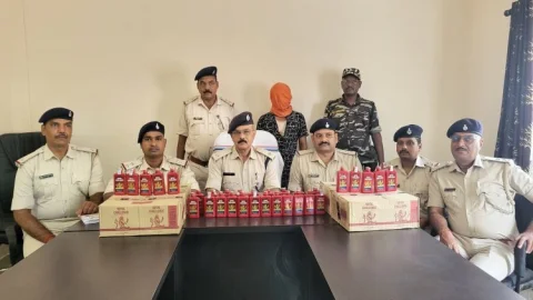 Dhanbad: धनबाद में शराब तस्करी पर पुलिस की बड़ी कार्रवाई, 125 कार्टून Royal Challenge जब्त