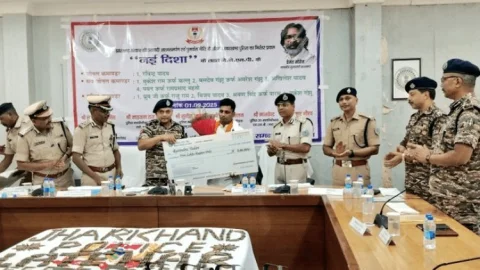 झारखंड: जेजेएमपी कमांडर समेत नौ उग्रवादी सरेंडर,  पुलिस का दावा-लातेहार से उग्रवाद का सफाया