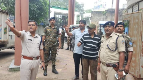 Dhanbad:एसएसपी ने किया बैंक मोड़ पुलिस स्टेशन और टीओपी का औचक निरीक्षण, दिये कई महत्वपूर्ण निर्देश