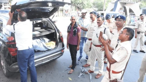 Dhanbad: यातायात व्यवस्था सुधार और सड़क हादसों पर लगाम कसने के लिए पुलिस की सख्ती