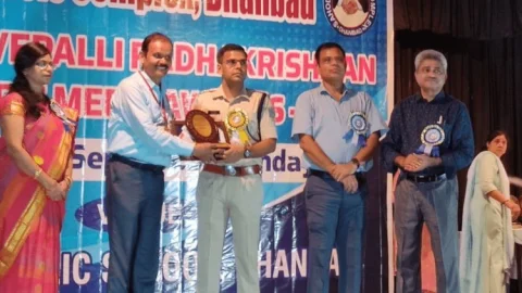 धनबाद: टीचर मेरिट अवार्ड में शिक्षकों का सम्मान, एसएसपी प्रभात कुमार ने कहा – शिक्षक हैं समाज की सच्ची नींव