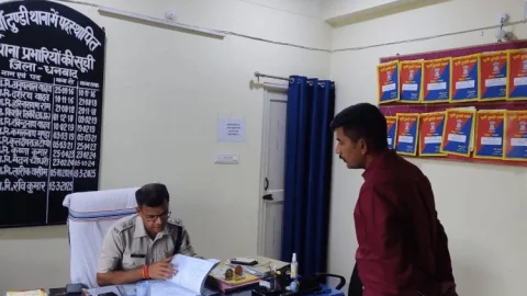 Dhanbad : SSP ने टुंडी और पूर्वी टुंडी थाना  का किया औचक निरीक्षण,साफ-सफाई व लंबित मामलों पर सख्त निर्देश