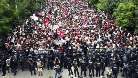 Nepal Protests : नेपाल के पीएम केपी ओली का इस्तीफा, संसद भवन में आगजनी और 22 की मौत