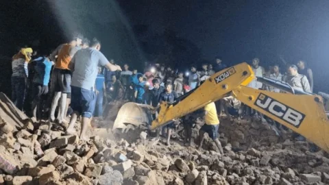 Dhanbad: लोदना में बारिश से बीसीसीएल का जर्जर आवास ढहा, तीन की मौत, छह घायल