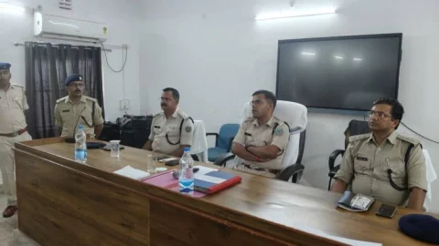 धनबाद : पुलिस सभा में सुनी गईं जवानों की समस्याएं, कई का हुआ समाधान