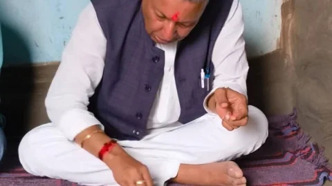 Jharkhand: चतरा एमपी कालीचरण सिंह ने गांव में खाया दाल-चावल, सखुआ पत्तल पर परोसे गये व्यंजन