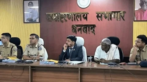 धनबाद में दुर्गा पूजा की तैयारी तेज: अब क्रेन हटायेगी हाईवे पर खड़े वाहन, प्रशासन ने कसा शिकंजा