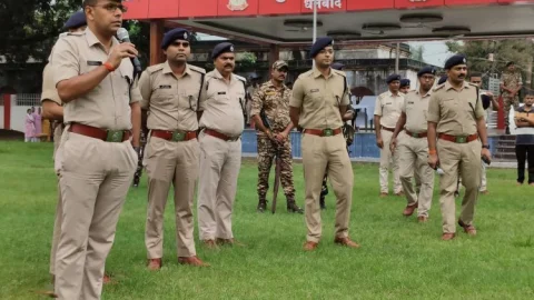धनबाद पुलिस का दुर्गा पूजा मिशन: भीड़ नियंत्रण से दंगा प्रबंधन तक, मॉक ड्रिल में दिखाई सख्ती व सजगता