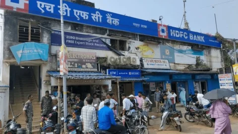 Deoghar : मधुपुर में HDFC बैंक से 2.5 करोड़ की डकैती, स्टाफ व कस्टमर को लॉक कर भागे क्रिमिनल