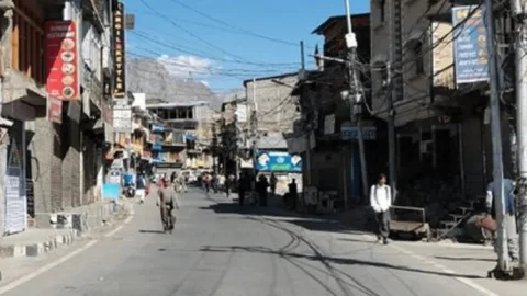 Leh Ladakh Protest: लेह-लद्दाख में बवाल,  CRPF की गाड़ी और BJP ऑफिस फूंका, कारगिल बंद