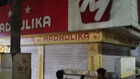 Dhanbad: धनबाद की मिठास फीकी: 44 साल पुरानी मधुलिका स्वीट्स ने बंद किये सभी पांच आउटलेट