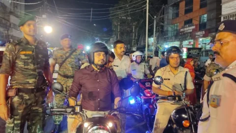 धनबाद में बाइक फ्लैग मार्च! दुर्गा पूजा पंडालों की सुरक्षा को लेकर प्रशासन ने किया अलर्ट