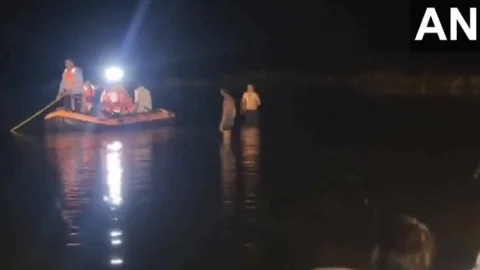 Madhya Pradesh: खंडवा में दुर्गा प्रतिमा विसर्जन के दौरान बड़ा हादसा, नदी में गिरा ट्रैक्टर, 11 लोगों की मौत