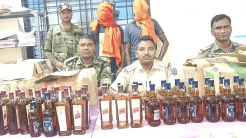 Jharkhand: पलामू में शराब तस्करी का बड़ा खुलासा, 14 पेटी विदेशी शराब बरामद
