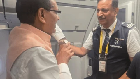 हवा में दोस्ती की उड़ान: फ्लाइट में कैप्टन बने राजीव प्रताप रूडी, शिवराज बोले – “राजीव जी, आज आपने दिल जीत लिया”