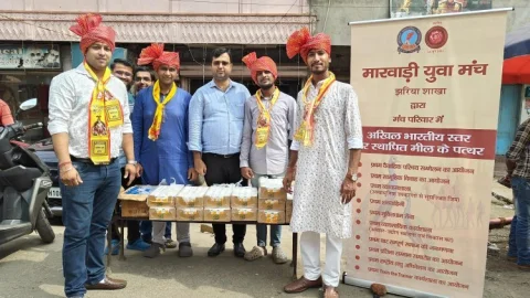 झरिया में अग्रसेन जयंती शोभायात्रा के दौरान मारवाड़ी युवा मंच ने बढ़ाया समाज का मान, किया पेयजल व जूस वितरण