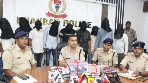 Dhanbad: साइबर ठगों का बड़ा गैंग पकड़ाया, होटल से नौ गिरफ्तार, 17 मोबाइल, 23 ATM कार्ड और ₹5.80 लाख कैश बरामद