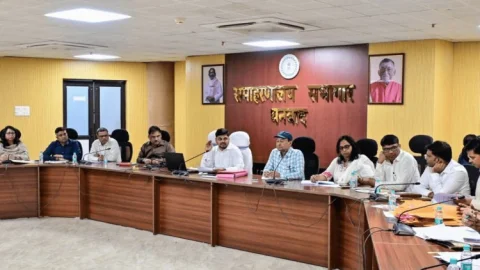 Dhanbad: डीसी का सख्त आदेश: सरकारी जमीन कब्जाने वालों पर होगी FIR, छठ तालाबों की सफाई पर खास जोर