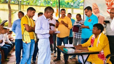 Dhanbad: “जनता की समस्याओं को दूर करना मेरा कर्तव्य है” — धनबाद सांसद ढुलू महतो ने जनता दरबार में सुनी लोगों की पीड़ा