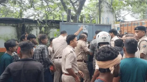धनबाद FCI गोदाम बना रणक्षेत्र: ट्रांसपोर्टर-मजदूर भिड़े, सात राउंड फायरिंग से दहशत; एक मजदूर गोली से घायल
