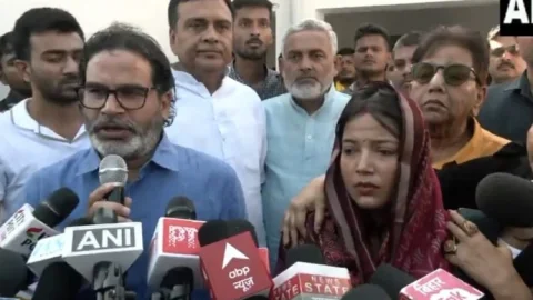 Pawan Singh–Jyoti Singh: प्रशांत किशोर से मिलीं ज्योति सिंह, कहा– ‘भाई से न्याय की गुहार लगायी