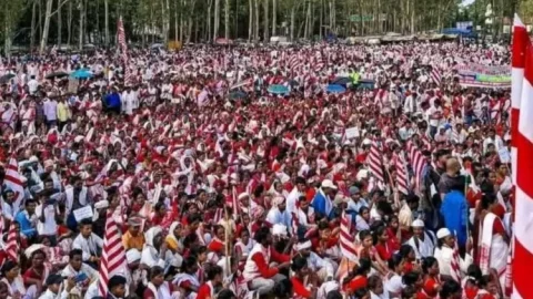 Jharkhand: कुड़मी को ST दर्जा देने के विरोध में आदिवासियों का उबाल, पारंपरिक हथियारों संग हजारों ने किया DC ऑफिस घेराव