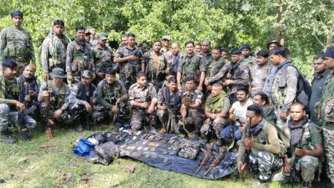 बोकारो के मुरपा जंगल में मुरपा जंगल में पुलिस का बड़ा ऑपरेशन, दो SLR राइफल, 233 गोलियां बरामद