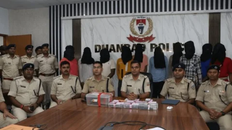 Dhanbad: प्रिंस खान गैंग पर पुलिस का बड़ा प्रहार,हथियार और बम सहित 12 अपराधी गिरफ्तार