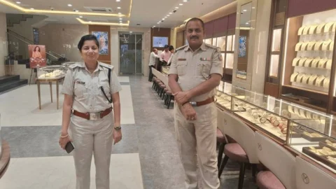 Dhanbad: धनबाद में दिवाली पर अलर्ट मोड: हर चौक-चौराहे पर पुलिस तैनात, एसएसपी ने दिए सख्त निर्देश