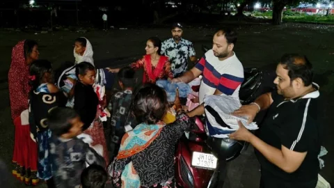 Dhanbad: झरिया में ‘Threads of Care’ अभियान: ज़रूरतमंदों के चेहरों पर मुस्कान लाने की पहल
