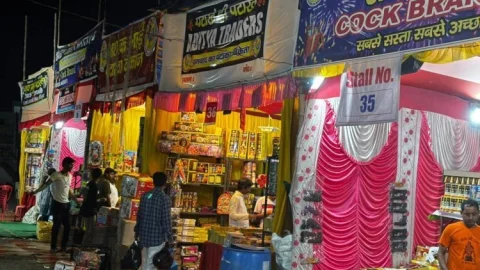 धनबाद में दीपावली की धूम! गोल्फ ग्राउंड में सजा सबसे बड़ा पटाखा बाजार, मिल रही है 30% की छूट
